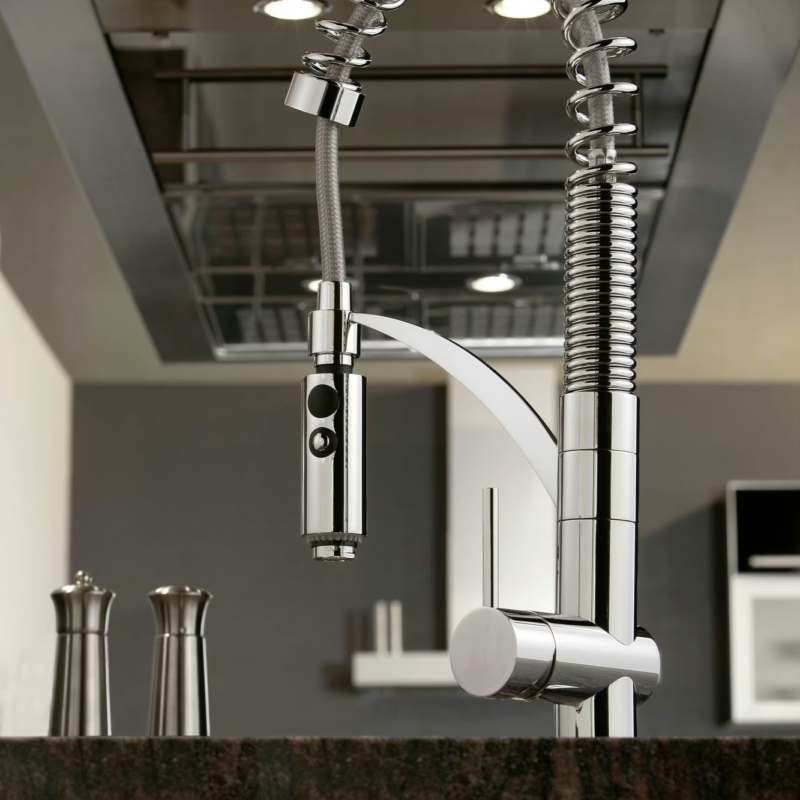 Single lever sink mixer with pull-out spray